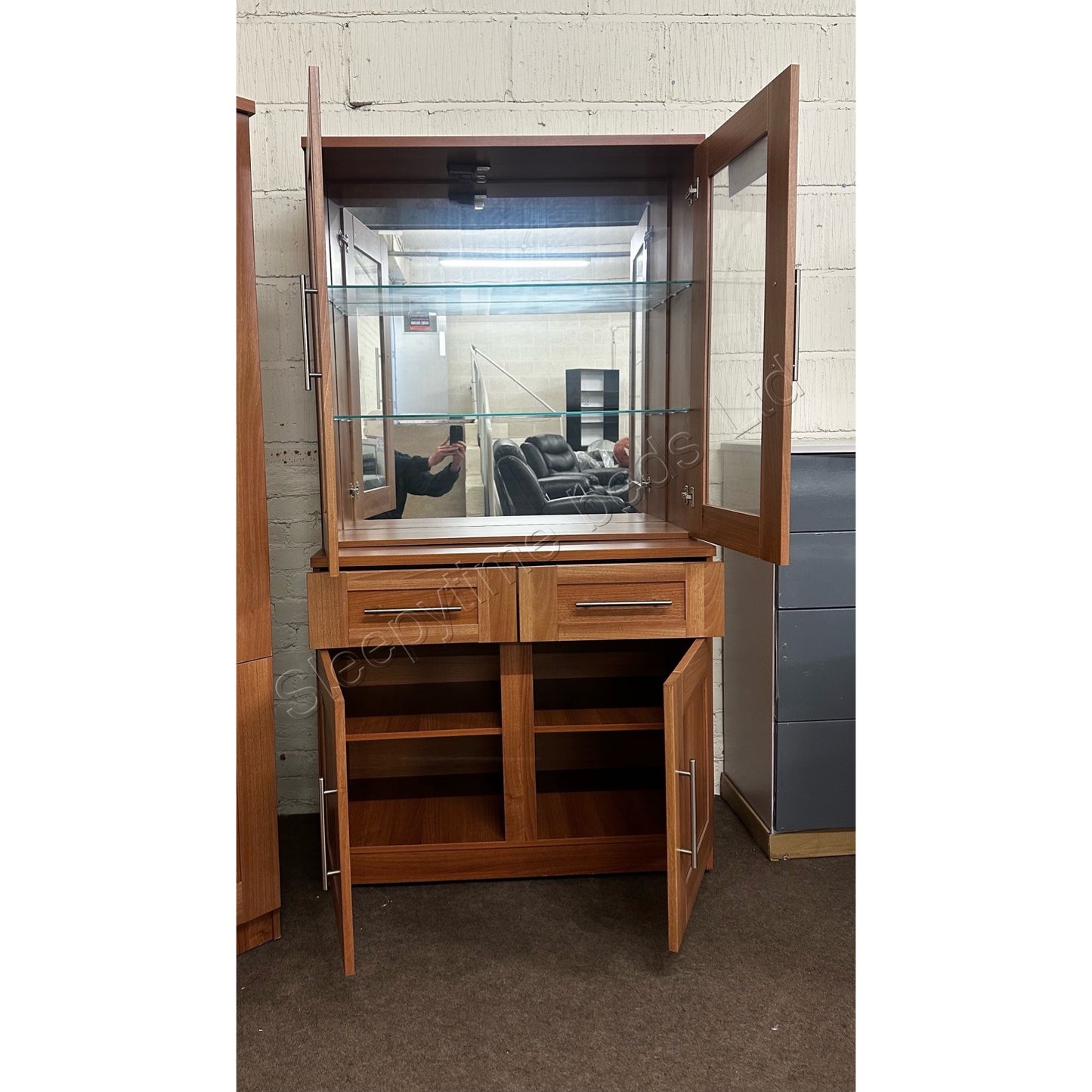 Display Unit With Mirrors & Lights